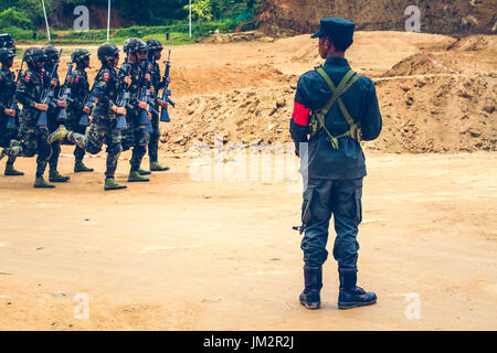 Loi Kaw Wan, Myanmar - Mai 21: Unbekannte Gruppe von Soldaten an einer Ausbildung bei Boot Camp am 21. Mai 2017 In Loi Kaw Wan, Myanmar. Stockfoto