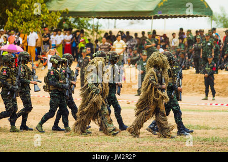 Loi Kaw Wan, Myanmar - Mai 21: Unbekannte Gruppe von Soldaten an einer Ausbildung bei Boot Camp am 21. Mai 2017 In Loi Kaw Wan, Myanmar. Stockfoto