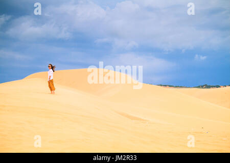 Mui Ne, Vietnam - 26.Mai: Nicht identifizierten Personen In sonniger Tag mit blauem Himmel und Wolken auf Sand Dune (Weiße Wüste) am 26. Mai 2017 In Mui Ne Vietnam. Stockfoto