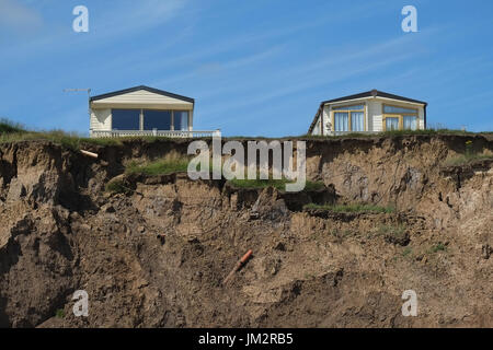 Großen statischen Urlaub Wohnwagen auf schnelle erodierenden Lehm Klippen auf Ost-Küste von Yorkshire, UK. Stockfoto