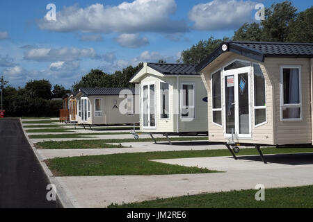 Neue große Site statische Wohnwagen zum Verkauf auf Stellplätzen im Park. Stockfoto