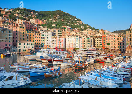 Camogli typisches Dorf mit bunten Häusern und kleinen Hafen in Italien, Ligurien bei Sonnenuntergang Stockfoto