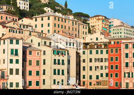 Camogli typisches Dorf mit bunten Häuser in Italien, Ligurien an einem sonnigen Tag Stockfoto