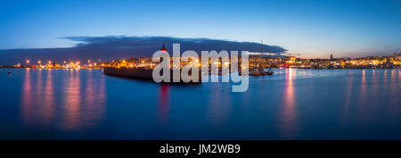 Panoramablick auf Ramsgate Royal Harbour und Marina an der Küste von Kent bei Einbruch der Dunkelheit beleuchtet. Stockfoto