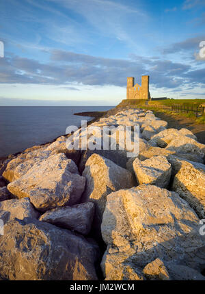 Reculver Türmen an der Küste von Kent bei Sonnenuntergang. Stockfoto