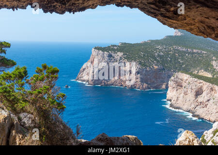 Capo Caccia Klippe von Vasi Rotti Höhle gesehen. Sardinien, Italien Stockfoto