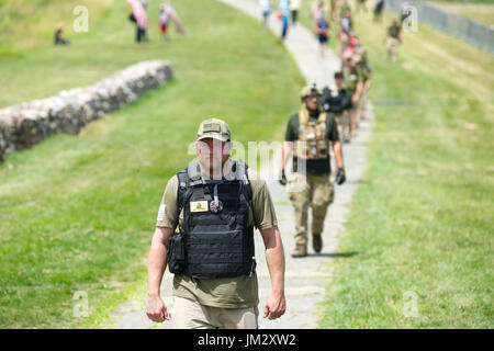 Mitglied einer lokalen Miliz Patrouillen wie patriotische Gruppen für eine freie Meinungsäußerung Rallye bei Gettysburg National Military Park in Gettysburg, Vere montieren Stockfoto