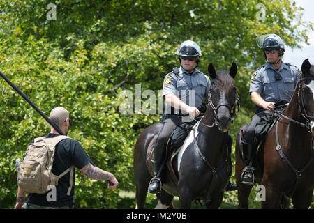 Mitglied einer bewaffneten Miliz Patrouille als patriotische Gruppen zusammenstellen für eine freie Meinungsäußerung Rallye bei Gettysburg National Military Park in Gettysburg, Pennsylvani Stockfoto