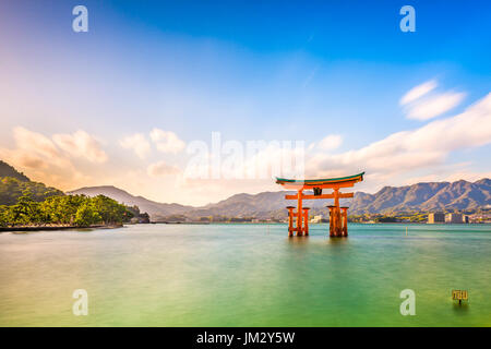 Miyajima, Hiroshima, Japan floating Tempel-Gate. Stockfoto