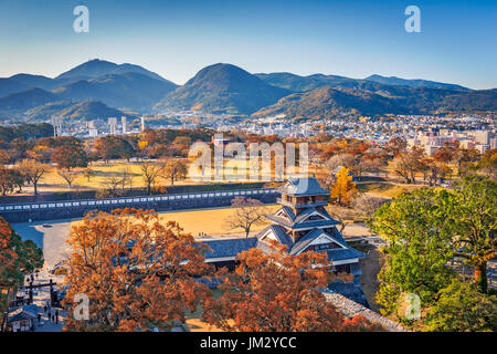 Kumamoto Schloss Turm und die Landschaft von Kumamoto, Japan im Herbst. Stockfoto