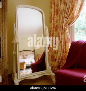 Feminine Schlafzimmer in Spiegel reflektiert Stockfoto