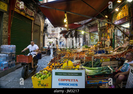 Obst und Gemüse Stall In der Vucciria Markt Bezirk Zentrum von Palermo, Sizilien. Stockfoto