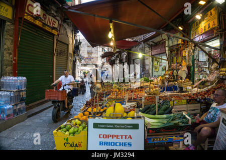 Obst und Gemüse Stall In der Vucciria Markt Bezirk Zentrum von Palermo, Sizilien. Stockfoto