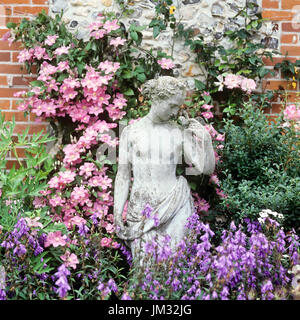 Skulptur im Georgianischen Stil Garten Stockfoto