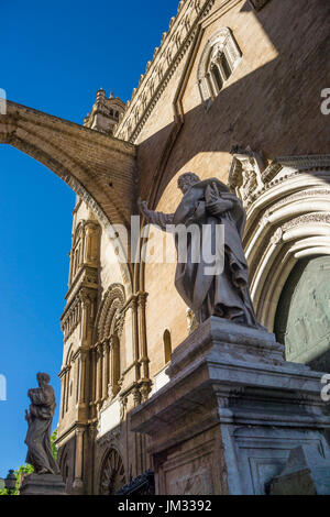 Die Hauptfassade südwestlich von der Cattedrale in Zentral-Palermo, Sizilien, Italien. Stockfoto