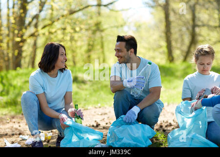 Freiwillige mit Müllsäcke Park Reinigungsfläche Stockfoto