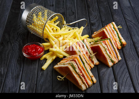 Clubsandwich mit Pommes frites im Metallkorb Stockfoto