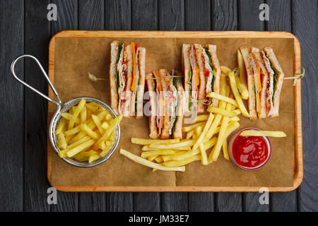 Clubsandwich mit Pommes frites im Metallkorb Stockfoto