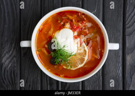 Traditionelle weißrussische Suppe Soljanka Stockfoto