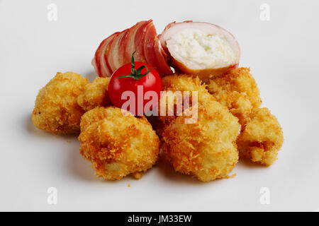 Feta-Käse mit Speck umwickelt und in Öl gebraten mit Kartoffel in Panade Stockfoto