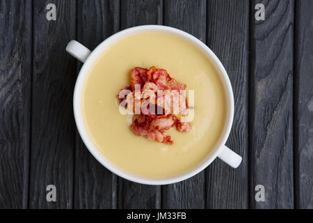 -Creme-Erbsensuppe mit Speck-chips Stockfoto