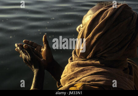 Indien, Uttar Pradesh, Varanasi, einem hinduistischen Mann am Morgen Gebet für Lord Shiva am Fluss Ganges, falten die Hände und vor Sonnenaufgang, den alten Banaras oder Kashi oder ANANDAVANA (Wald von Bliss) ist ein heiliger Ort für die Hindus zu erreichen Moksha bedeutet Rettung vom ewigen Kreis der Wiedergeburt, die Ganga Fluss ist ein Übergang von der Erde zum Himmel, ein sehr religiöser Ort für Erleuchtung bliss Hingabe Reinigung Stockfoto