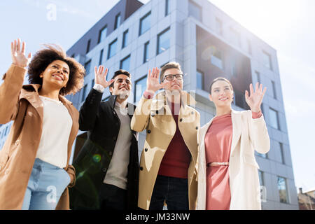 internationale Gruppe von Menschen auf der Straße Stockfoto