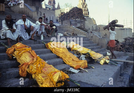 Indien Varanasi, alten Namen Benares Banaras, Kashi, Einäscherung der Leiche am Manikarnika Ghat am Ganges, es ist Teil des rituellen Moksha, hinduistischen Glauben zu kommen in den Himmel und Erlösung vom Kreislauf der Wiedergeburt hier an diesem heiligen Ort Stockfoto