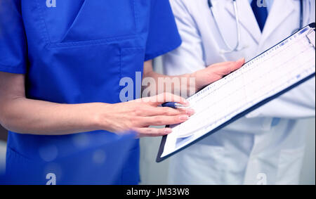 Nahaufnahme der Ärzte mit Zwischenablage an Krankenhaus Stockfoto