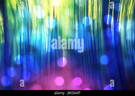 Film-Korn-Effekt. Defokussierten Wald für den Hintergrund. Verschwommen und de konzentriert frische grüne Farben im Wald, orange Blätter weg. Stockfoto