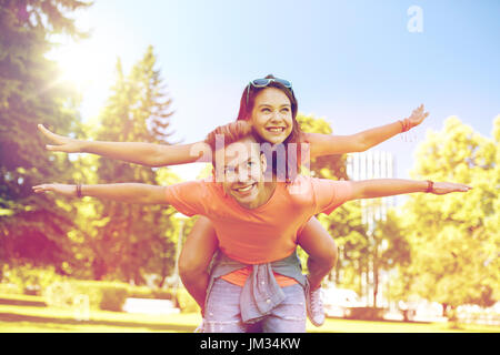 glücklich Teenager-Paar, die Spaß am Sommerpark Stockfoto