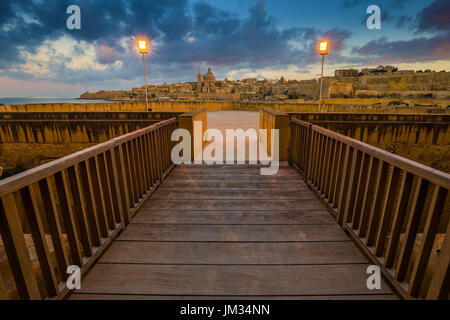 Manoel Island, Malta - Eingang von der schönen Fort Manoel mit St. Paul Kathedrale und Valletta im Hintergrund in der Abenddämmerung Stockfoto