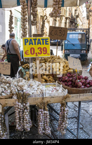 Die Ballarò-Markt im Stadtteil Albergheria zentrale Palermo, Sizilien, Italien. Stockfoto