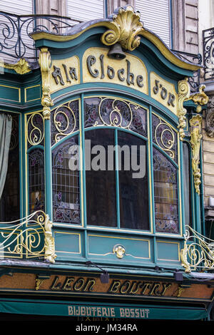LILLE, Frankreich - 25. Juni 2017: Schöne Jugendstil-außen A La Cloche d ' or, ein Juweliergeschäft befindet sich am Place du Theatre in Lille, Frankreich, o Stockfoto