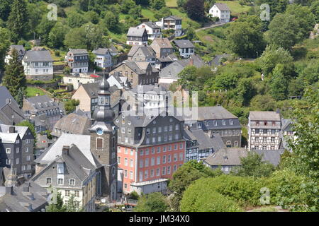 Monschau, Deutschland - 22. Juli 2017: Monschau ist malerisches Städtchen in den Hügeln des Naturparks Nord Eifel im Flusstal der Rur und beliebten touristischen de Stockfoto