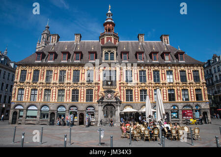 Ein Blick auf die herrlichen Vieille Bourse - alten Börsengebäude befindet sich in Grand Place in der historischen Stadt Lille in Frankreich. Stockfoto