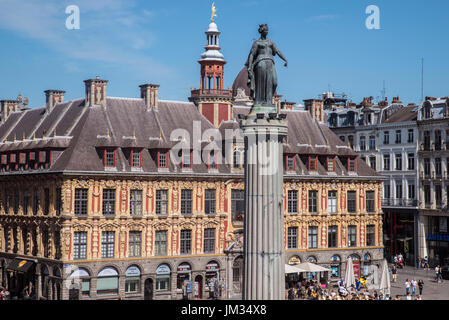 LILLE, Frankreich - 26. Juni 2017: Ein Blick auf die Spalte der Göttin und Vieille Bourse - die alte Börse, Gebäude, gelegen im Grand Place in t Stockfoto
