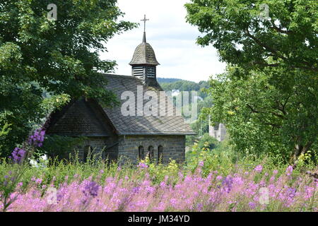 Monschau, Deutschland - 22. Juli 2017: Monschau ist malerisches Städtchen in den Hügeln des Naturparks Nord Eifel im Flusstal der Rur und beliebten touristischen de Stockfoto