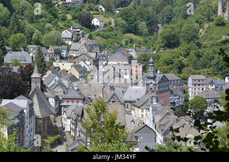 Monschau, Deutschland - 22. Juli 2017: Monschau ist malerisches Städtchen in den Hügeln des Naturparks Nord Eifel im Flusstal der Rur und beliebten touristischen de Stockfoto