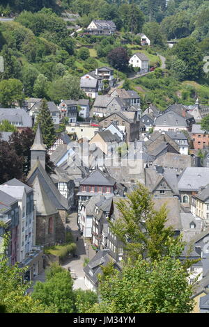 Monschau, Deutschland - 22. Juli 2017: Monschau ist malerisches Städtchen in den Hügeln des Naturparks Nord Eifel im Flusstal der Rur und beliebten touristischen de Stockfoto