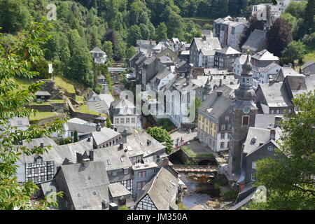Monschau, Deutschland - 22. Juli 2017: Monschau ist malerisches Städtchen in den Hügeln des Naturparks Nord Eifel im Flusstal der Rur und beliebten touristischen de Stockfoto