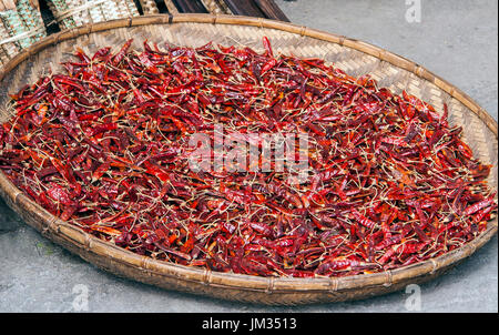 Getrocknete rote Chili in einer Korb-Platte Stockfoto