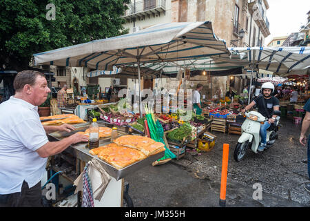 Verkauf von Sfincione, heiße Focaccia Brot, einen beliebten Snack in Sizilien, auf dem Capo Markt, zentrale Palermo, Sizilien, Italien. Stockfoto