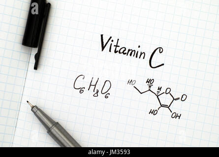 Chemische Formel von Vitamin C mit schwarzem Stift. Stockfoto