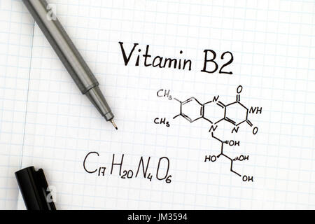 Chemische Formel Vitamin B2 mit schwarzem Stift. Stockfoto