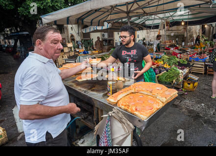 Verkauf von Sfincione, heiße Focaccia Brot, einen beliebten Snack in Sizilien, auf dem Capo Markt, zentrale Palermo, Sizilien, Italien. Stockfoto