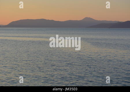 Cres, Kroatien - 18. Juni 2017 - Insel cres mit Ozean während des Sonnenuntergangs in der Nähe von Valun Stockfoto