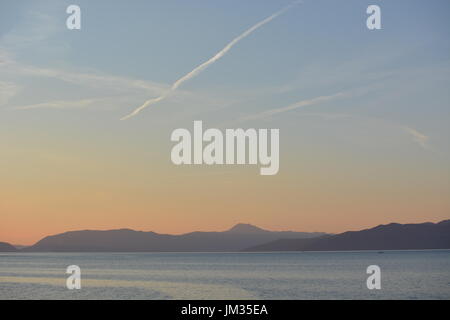 Cres, Kroatien - 18. Juni 2017 - Insel cres mit Ozean während des Sonnenuntergangs in der Nähe von Valun Stockfoto