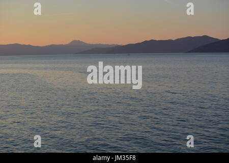 Cres, Kroatien - 18. Juni 2017 - Insel cres mit Ozean während des Sonnenuntergangs in der Nähe von Valun Stockfoto