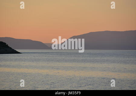 Cres, Kroatien - 18. Juni 2017 - Insel cres mit Ozean während des Sonnenuntergangs in der Nähe von Valun Stockfoto